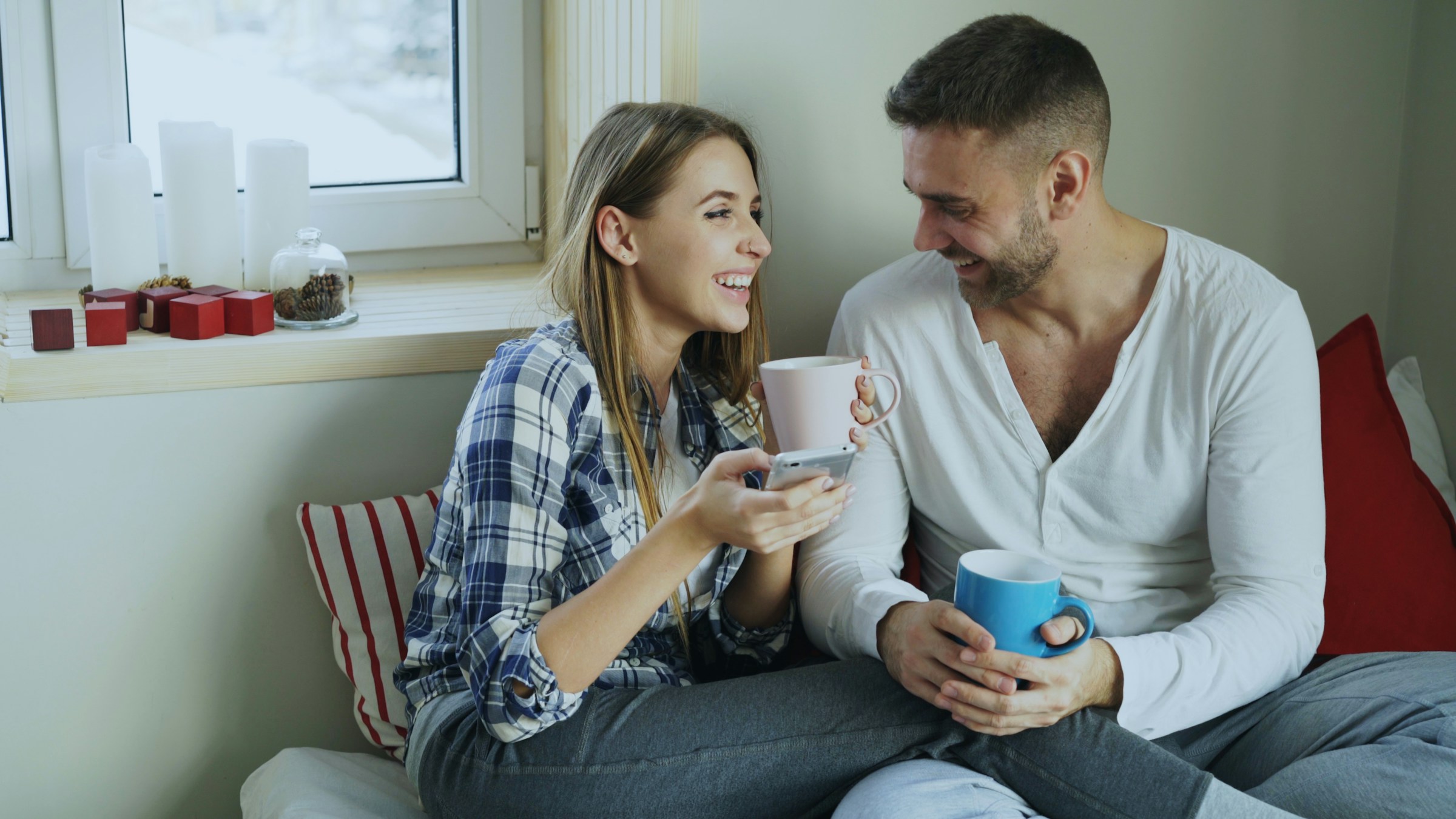Parella prenent un cafè a casa