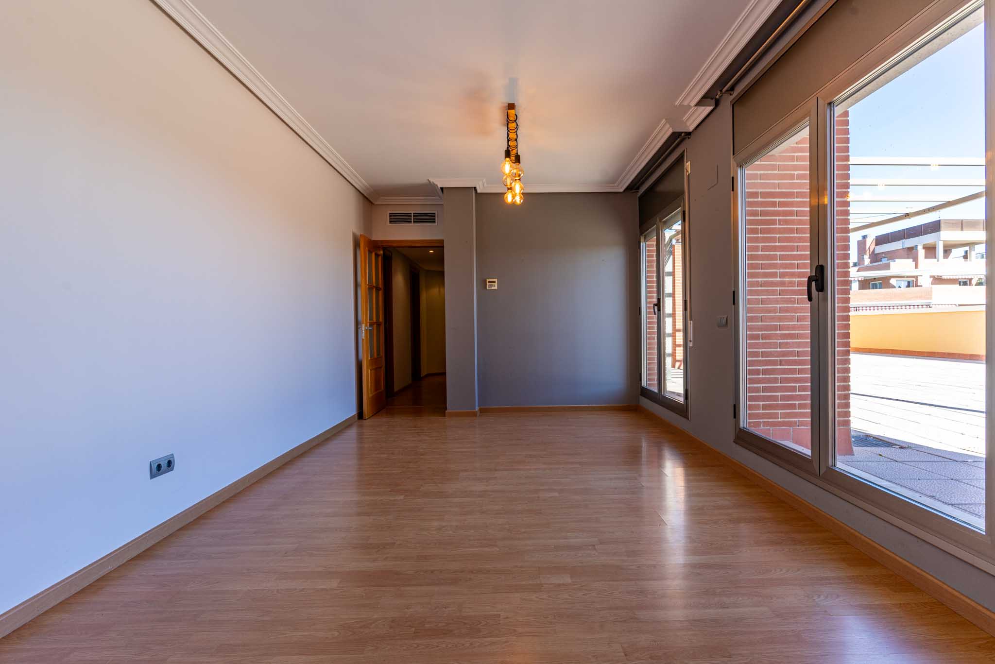 Estancia vacía antes del home staging virtual