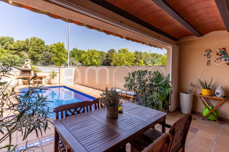 Ampli habitatge familiar amb piscina, golfes i eficiència energètica