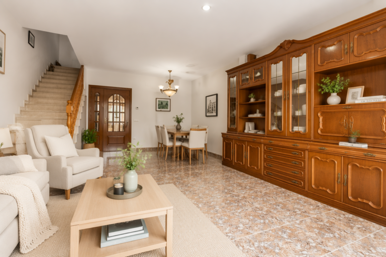Casa aparellada amb garatge per a diversos cotxes i solàrium