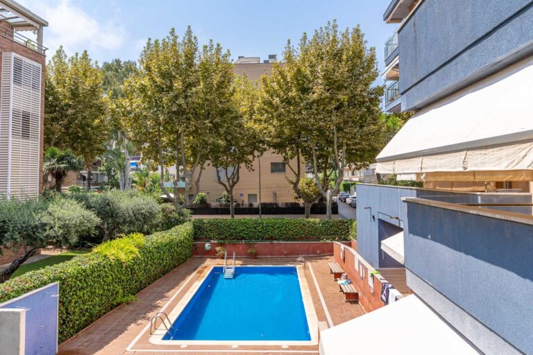 Apartament de 3 habitacions amb piscina a Torredembarra