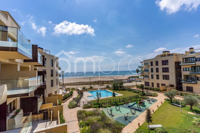 Propietat exclusiva de nova construcció a la vora del mar amb terrassa