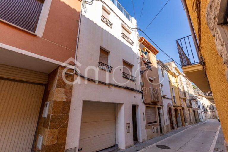 Casa adossada amb filera i garatge