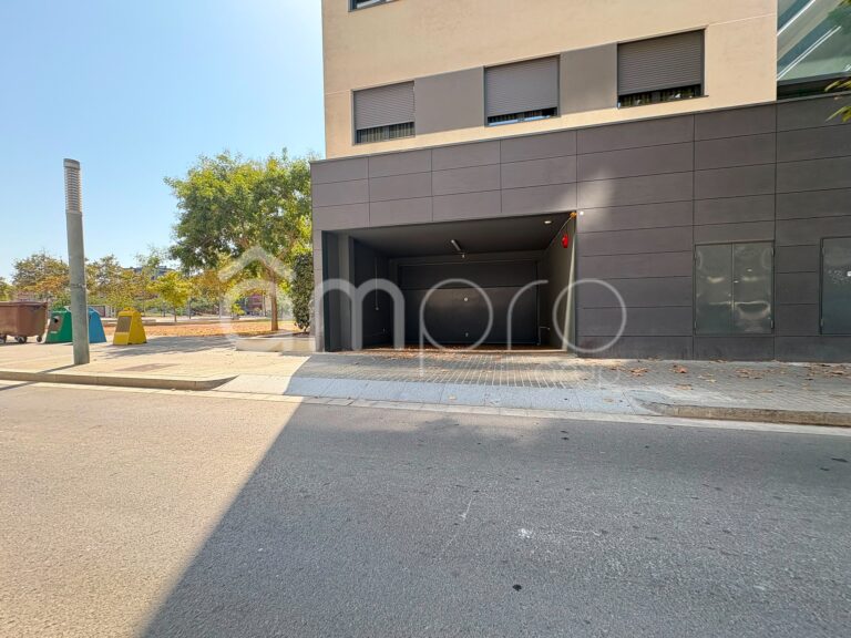 Plaza de parking para coche grande y moto.