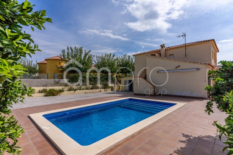 Chalet con piscina y vistas en Mont-roig