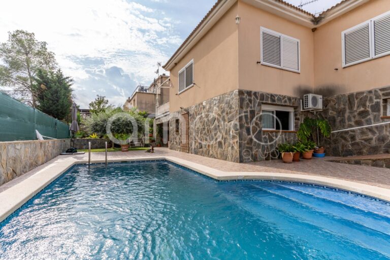 Vila amb piscina i jardí a Riera