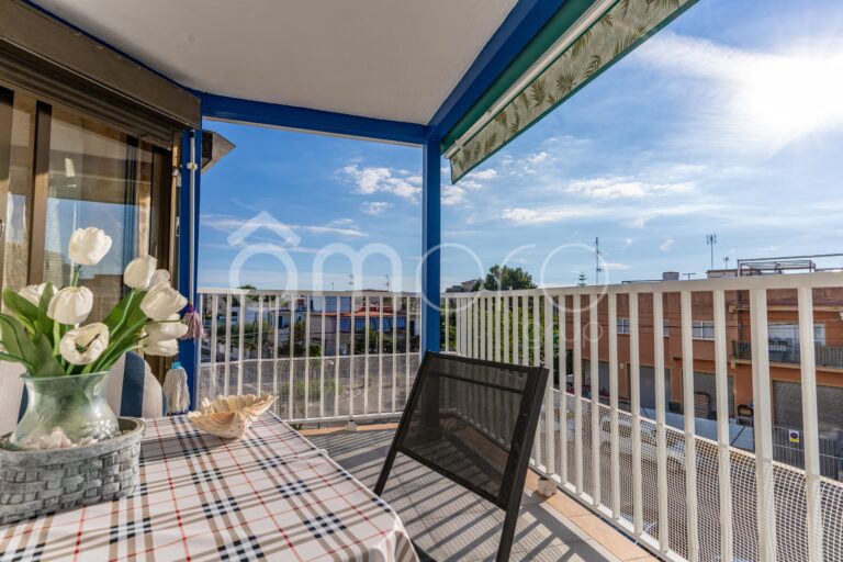 Piso con terraza y parking a 100m de la playa